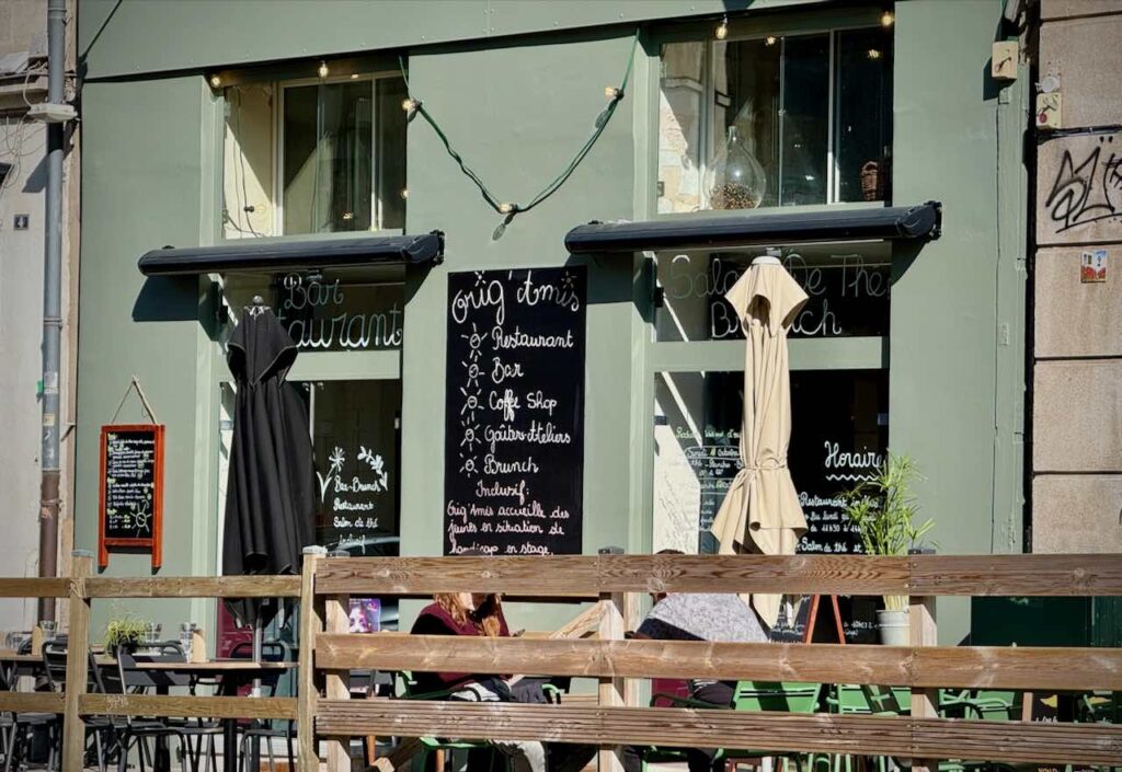 Devanture vert de gris du café Origamis