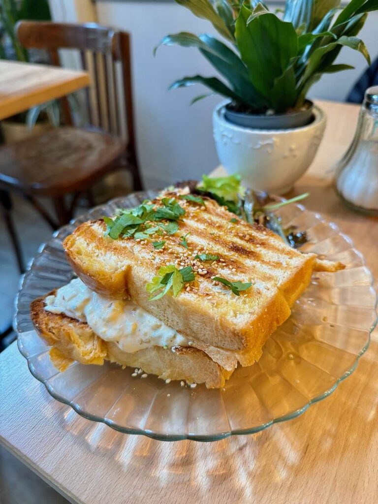 Oeufs mayonnaise entre deux beaux toasts dorés