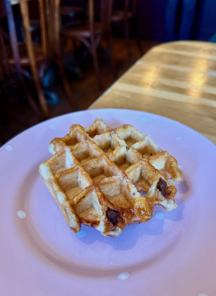 Gaufre liégeoise chocolat dans une assiette rose à pois blancs