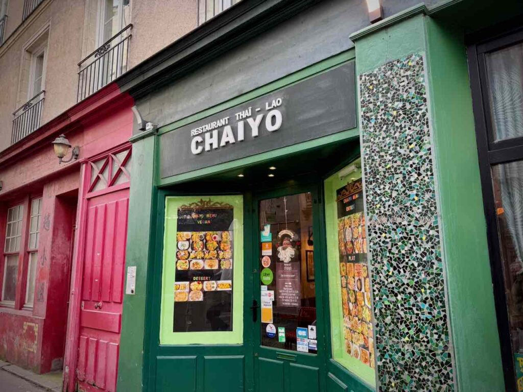 Devanture verte et mosaïque restaurant Chaiyo à Nantes