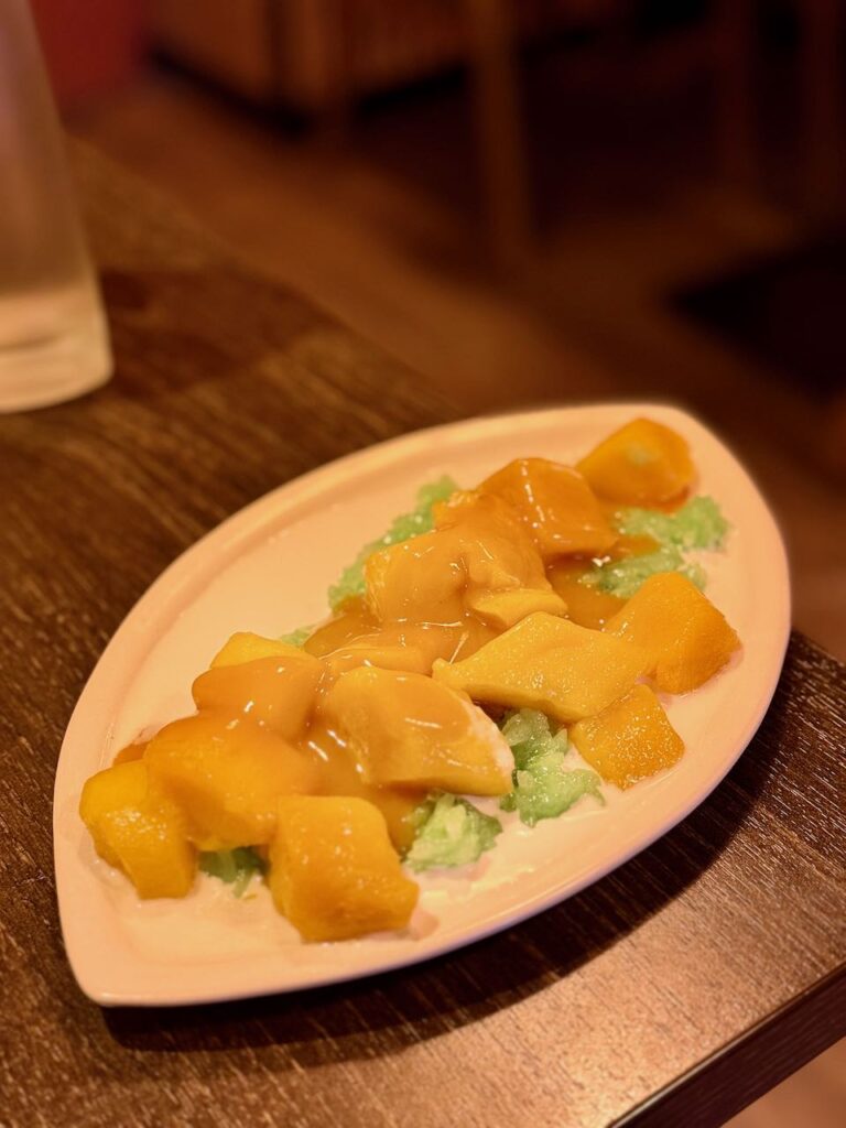 Mango sticky rice dans une assiette blanche allongée