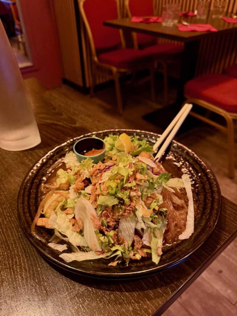 Pad woon sen dans une large assiette en grès