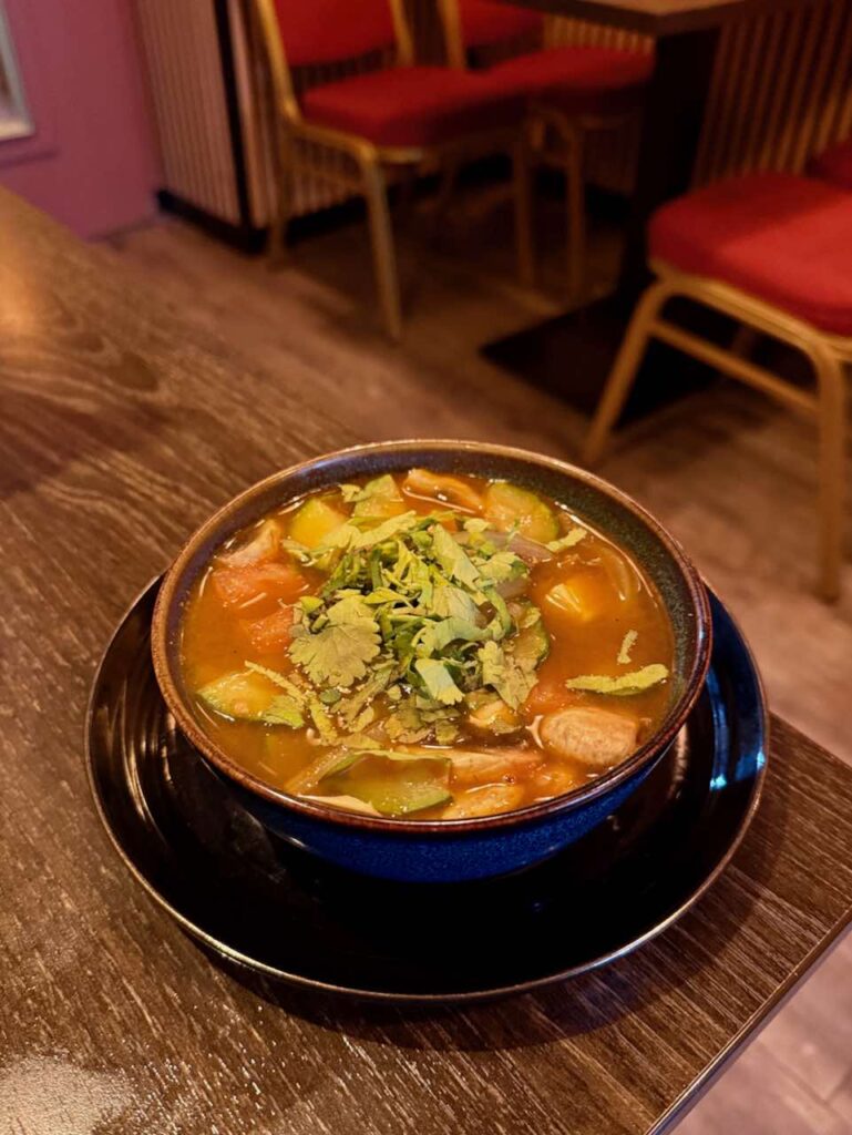 Soupe tom yum avec des feuilles de coriandre