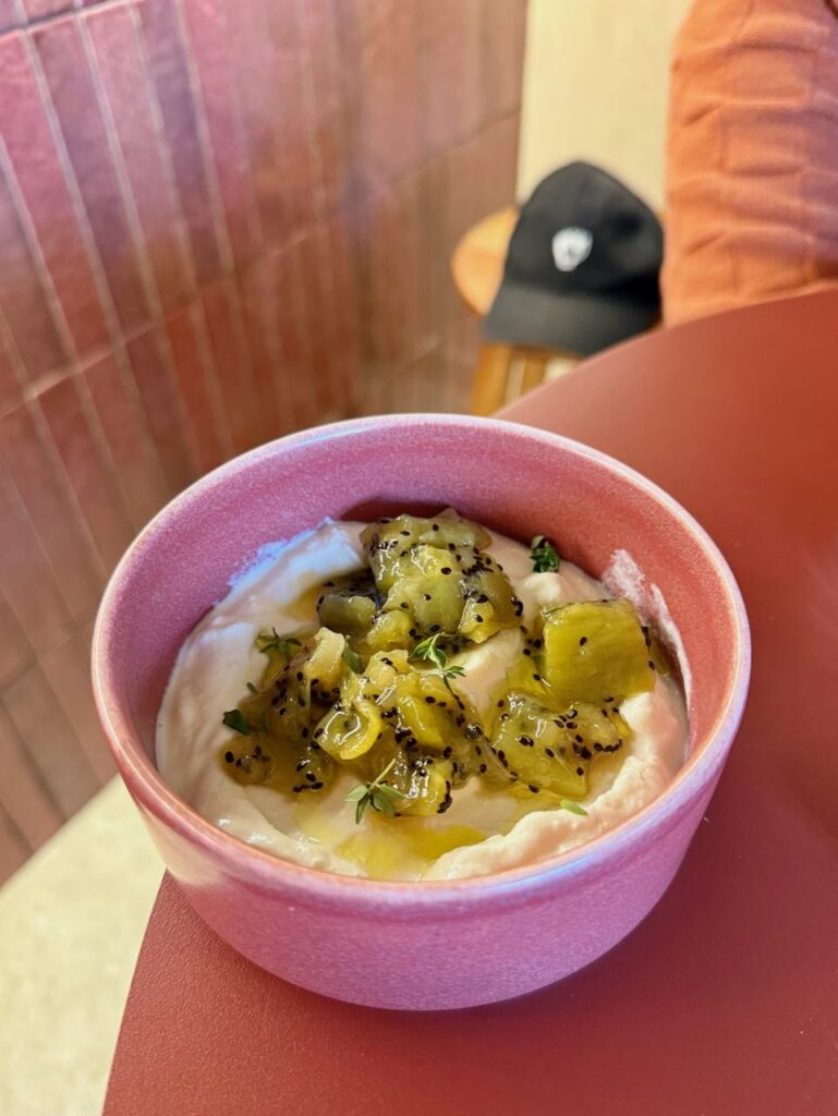 Kiwi, yaourt et huile d'olive dans un bol rose