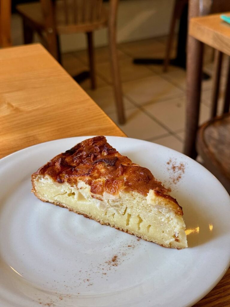 Part de millas aux pommes et cannelle dans une assiette blanche et ronde