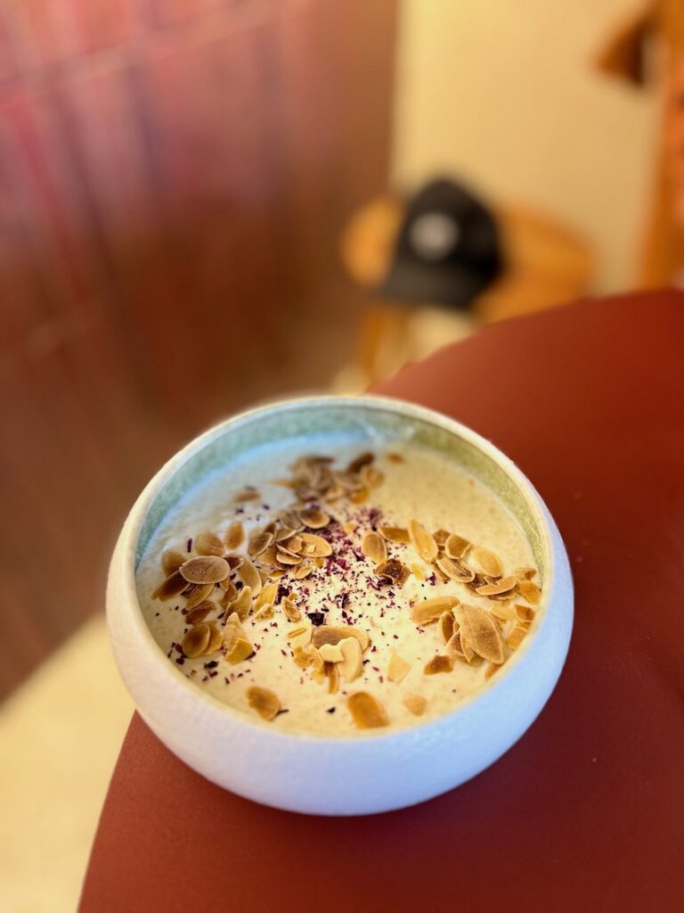 Semoule et amandes effilées dans un bol rond à bords hauts