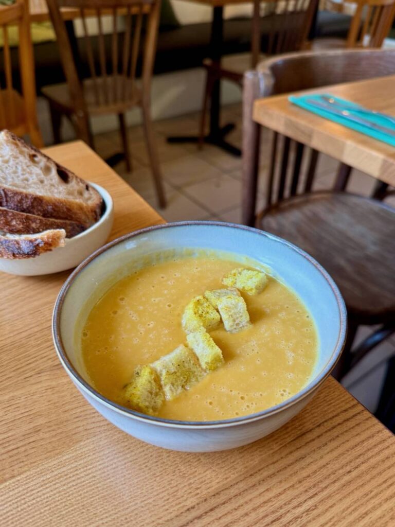Velouté de patate douce avec des croutons dans un bol en grès gris