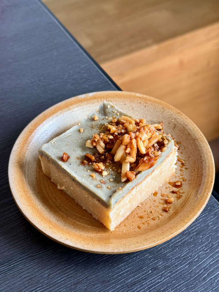 Brownie chocolat blanc dans une assiette en grès marron