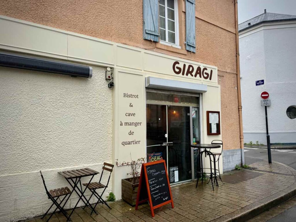 Devanture écrue du restaurant Giragi