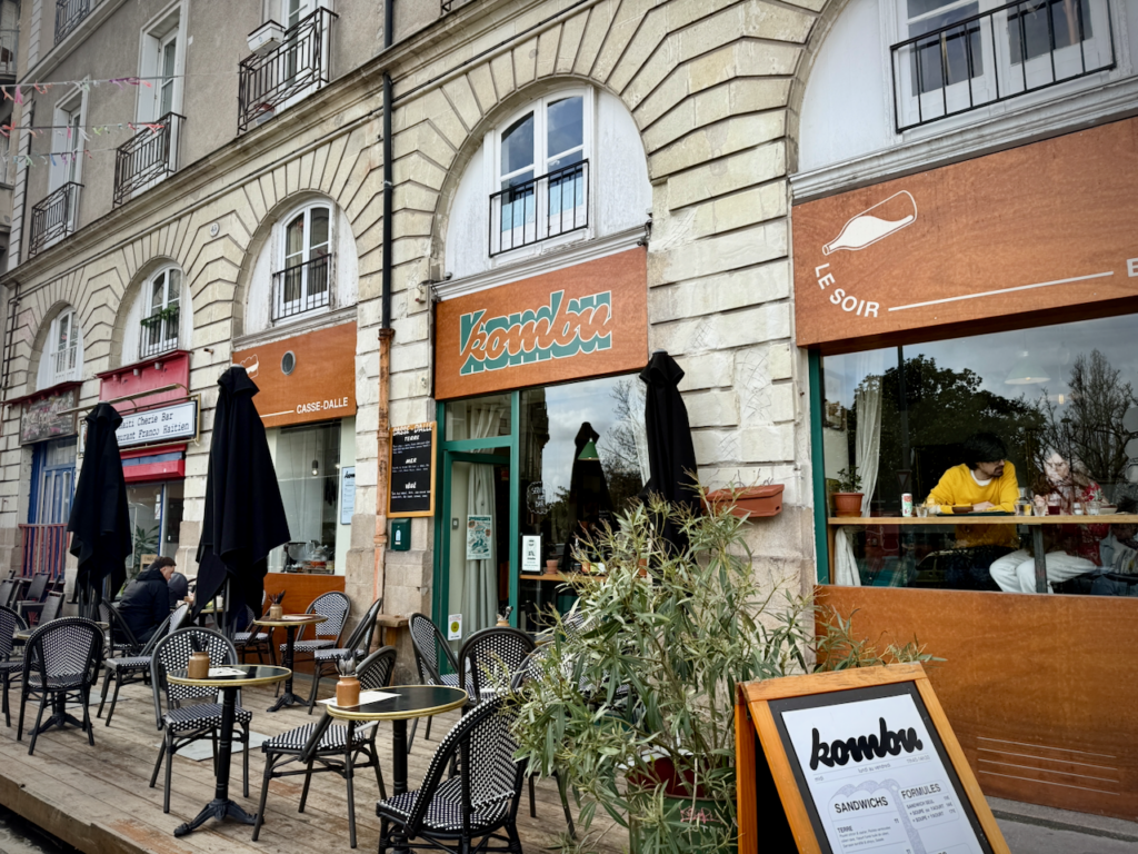Devanture de Kombu avec large terrasse équipée de chaises et tables bistro