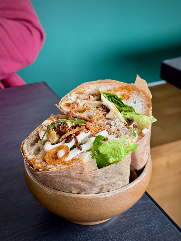 Sandwich découpé en deux dans un bol en grès