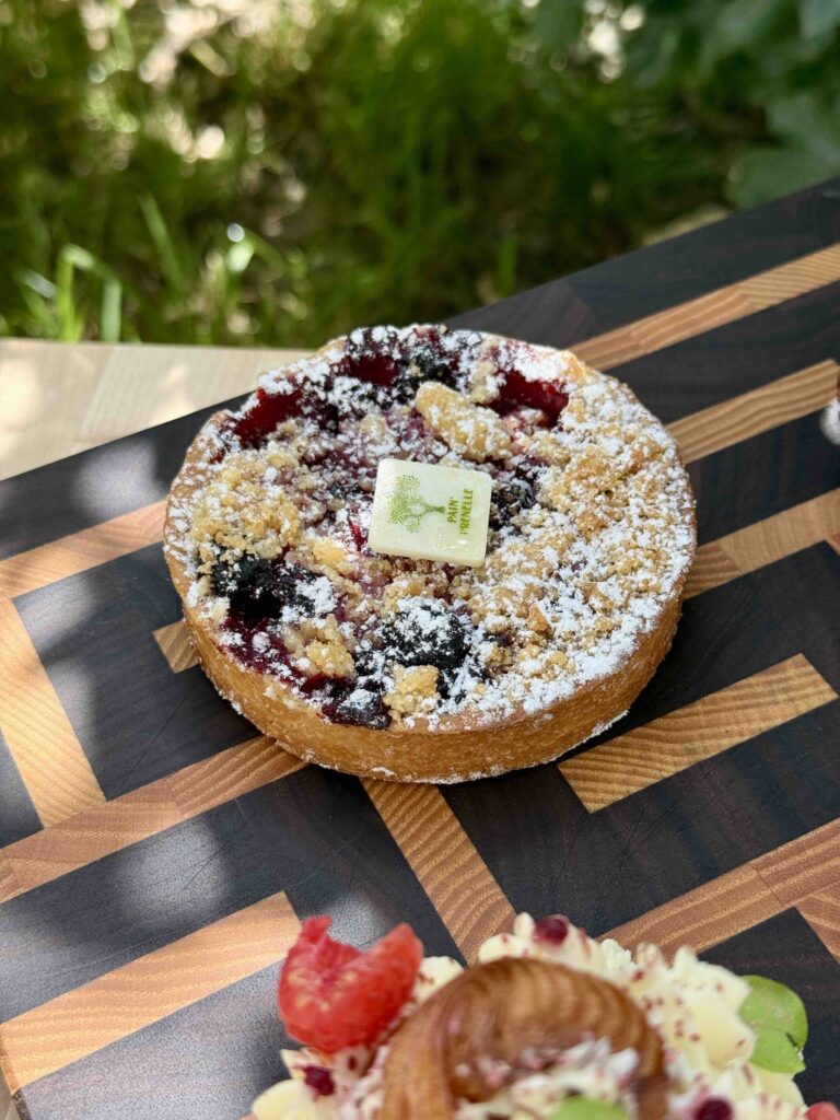 Tartelette aux fruits rouges sur une planche en bois design