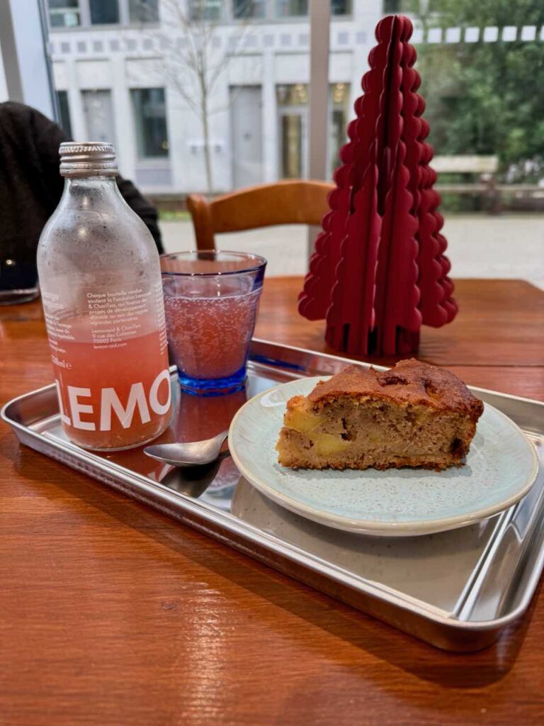 Lemonade orange sanguine, part de banana bread dans une assiette en grès et verre duralex sur un plateau en métal