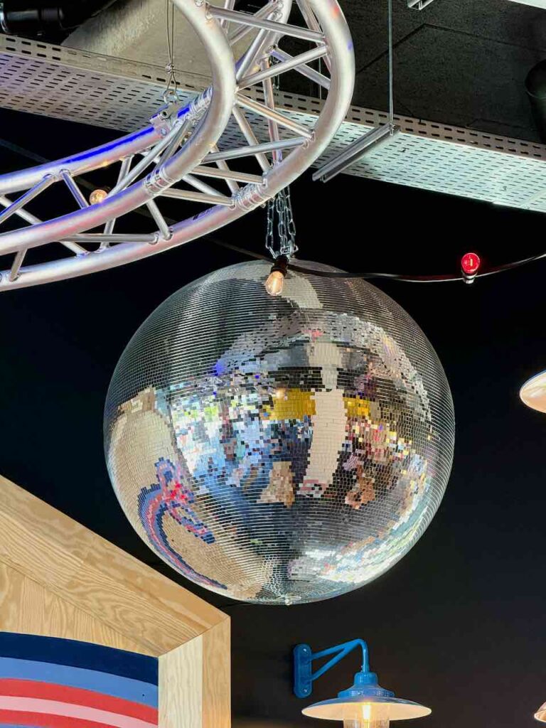 Boule à facette accrochée au plafond