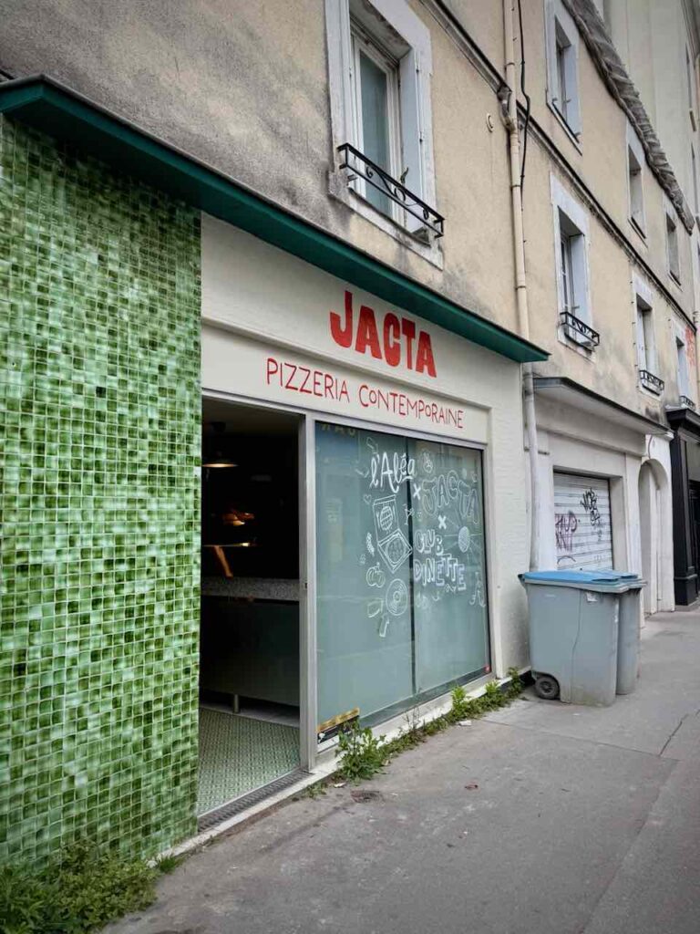 Devanture de Jacta, logo rouge et mosaïque verte