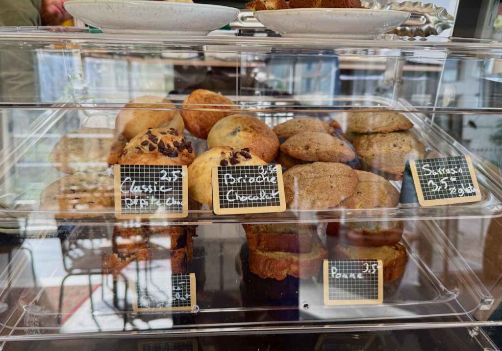 Pâtisseries dans une vitrine à deux niveaux