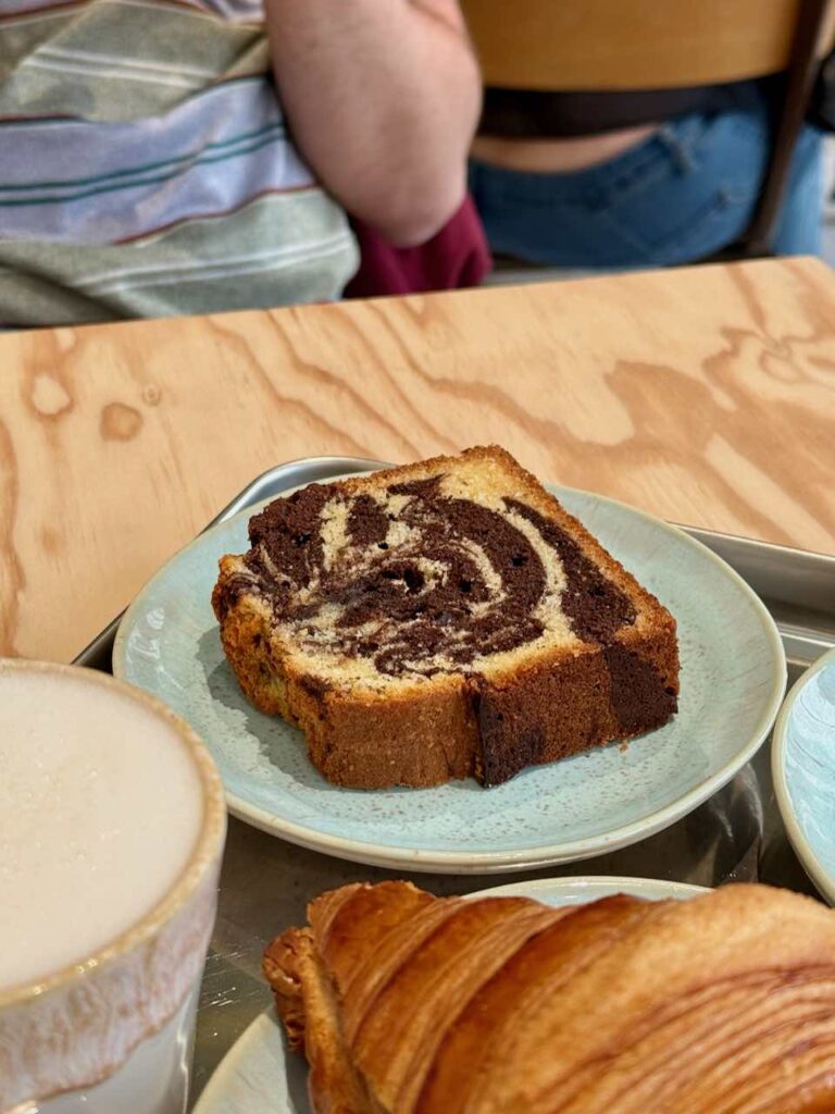 Cake marbré dans une assiette en grès bleu gris