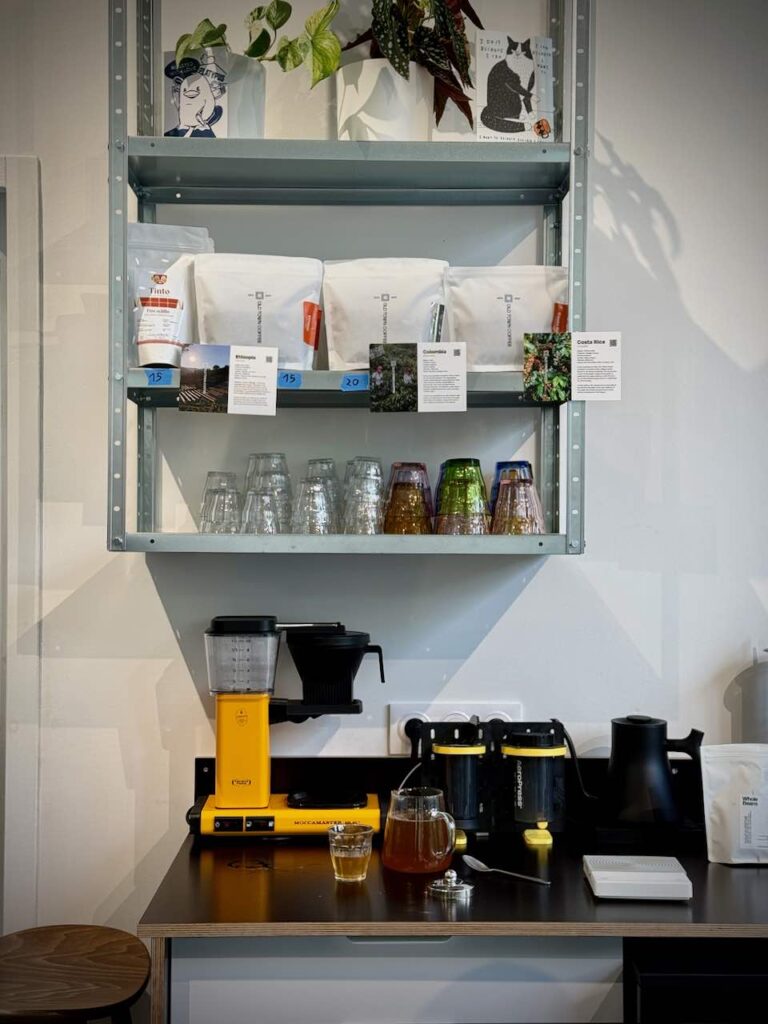 Etagère avec verres duralex et café tinto, sur un meuble, cafetière moccamaster et V60