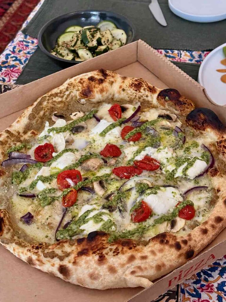Vue de la pizza dans sa boîte en carton