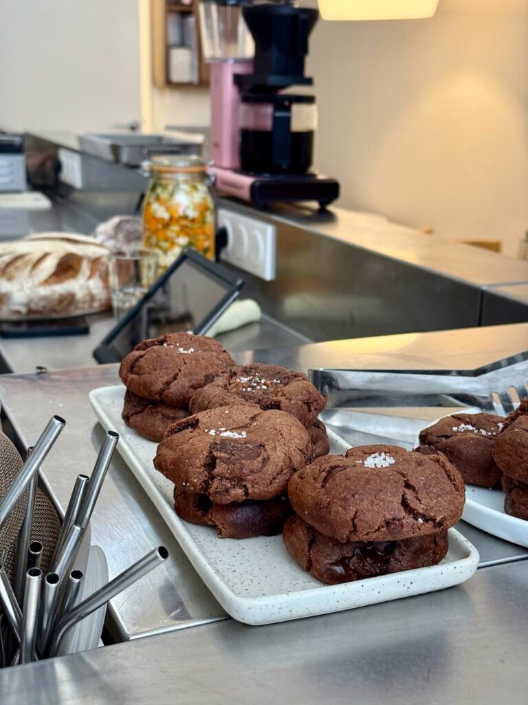 Cookies tout choco dans une assiette rectangulaire posés sur un comptoir