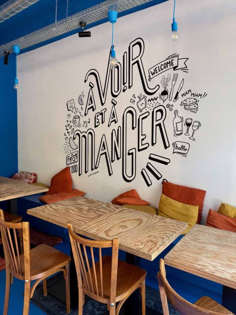 Mur blanc sur lequel est graphé "A voir et à manger"