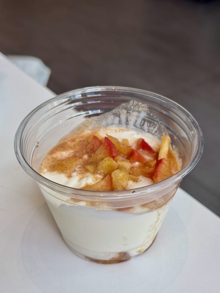 Fruits caramélisés dans un récipient en plastique transparent