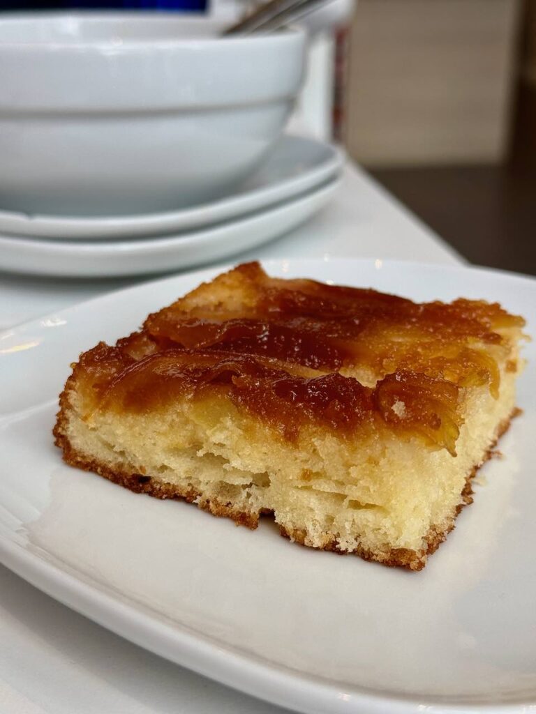 Part de gâteau aux pommes dans une assiette blanche