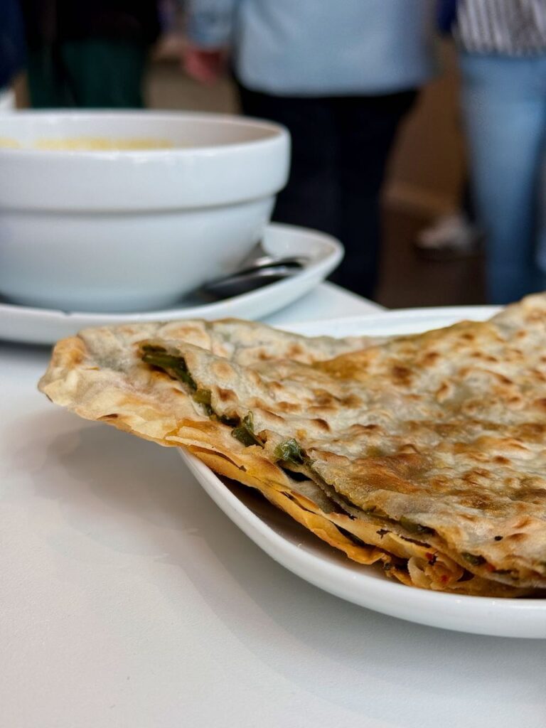 Crêpe fourrée et bien dorée vue de près dans une assiette blanche