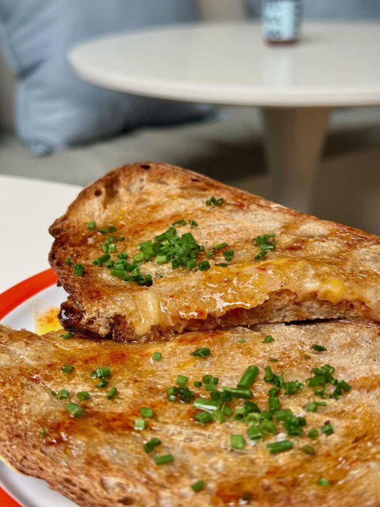 Grilled cheese recouvert de miel