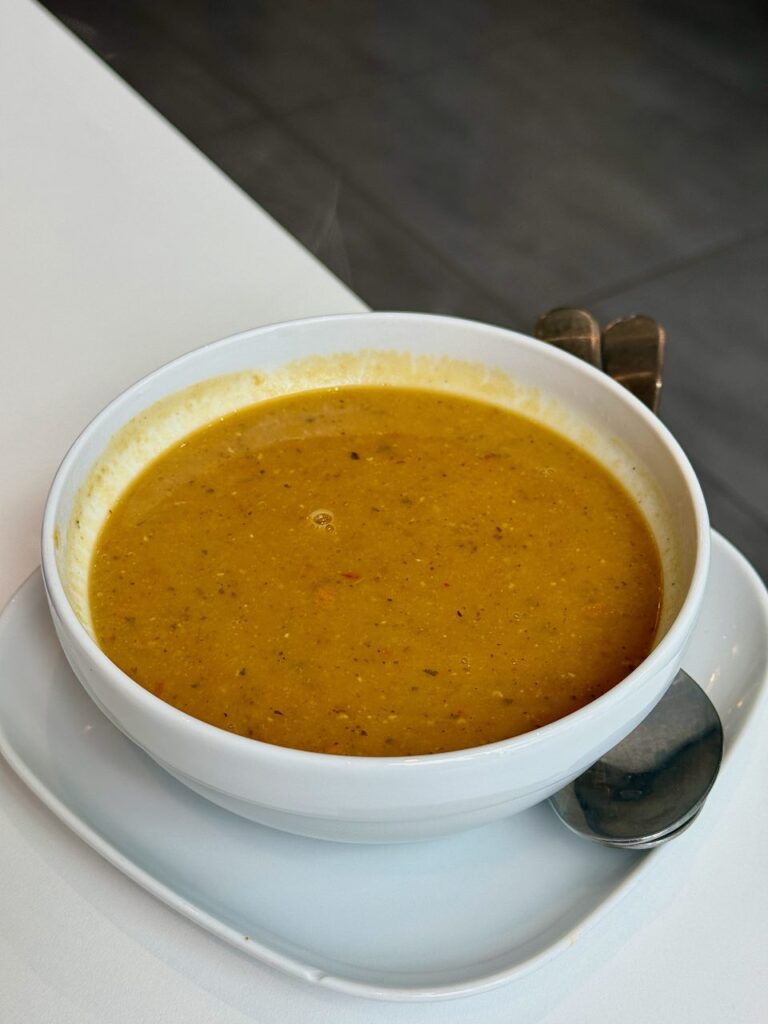 Soupe orangée dans un bol blanc