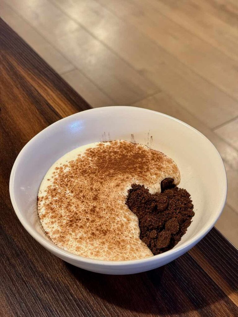 Tiramisu avec le mascarpone à gauche et le streusel à droite dans un bol blanc