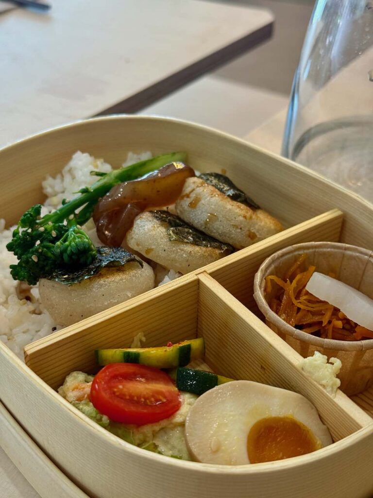 Gros plan sur les trois compartiments du bento