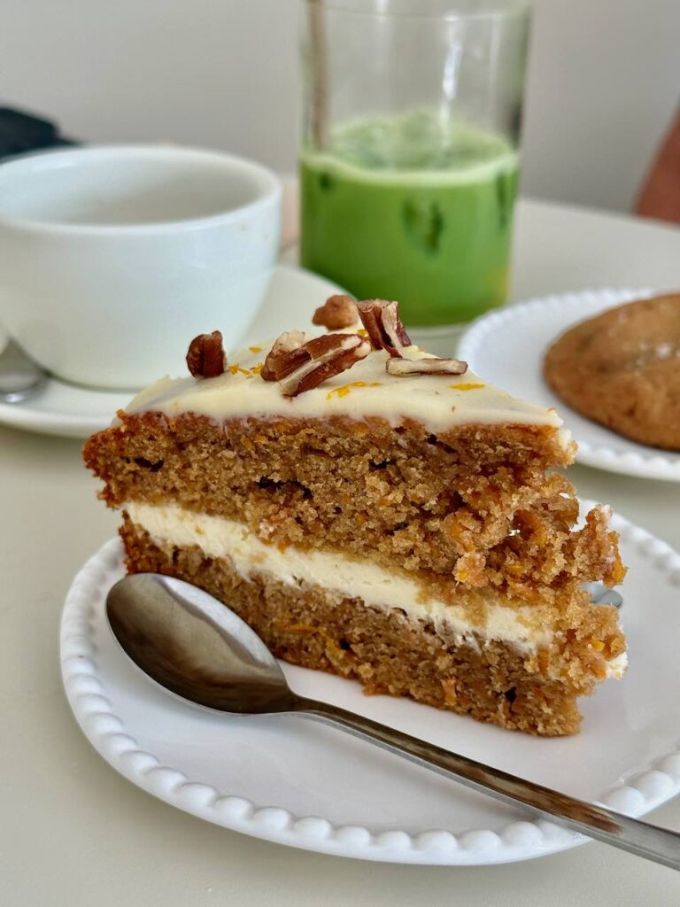 Carrot cake dans une assiette blanche avec une cuillère en métal