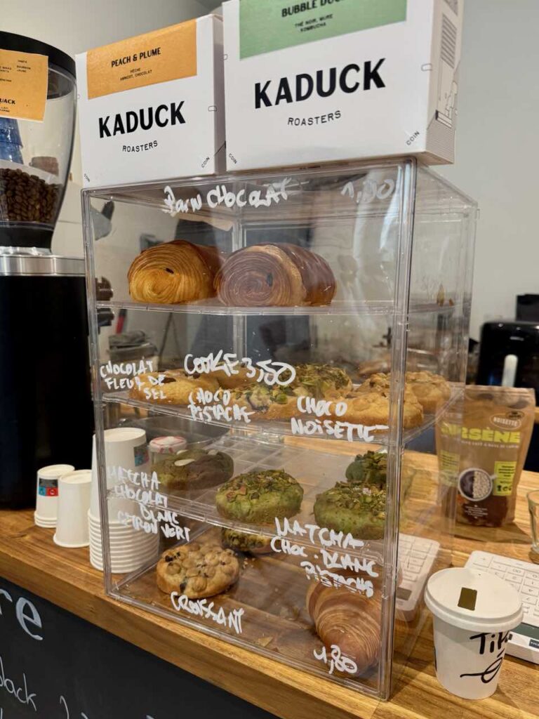Vitrine des gâteaux avec des viennoiseries et des cookies