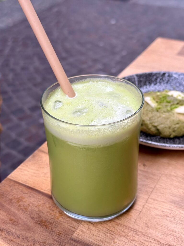 Jus vert dans un verre transparent avec une paille