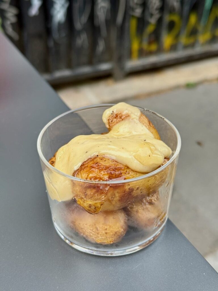 Pommes grenailles recouvertes de mayo dans une verrine