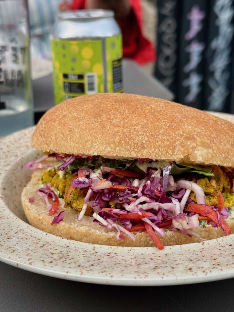 Le même sandwich dans une assiette creuse mouchetée