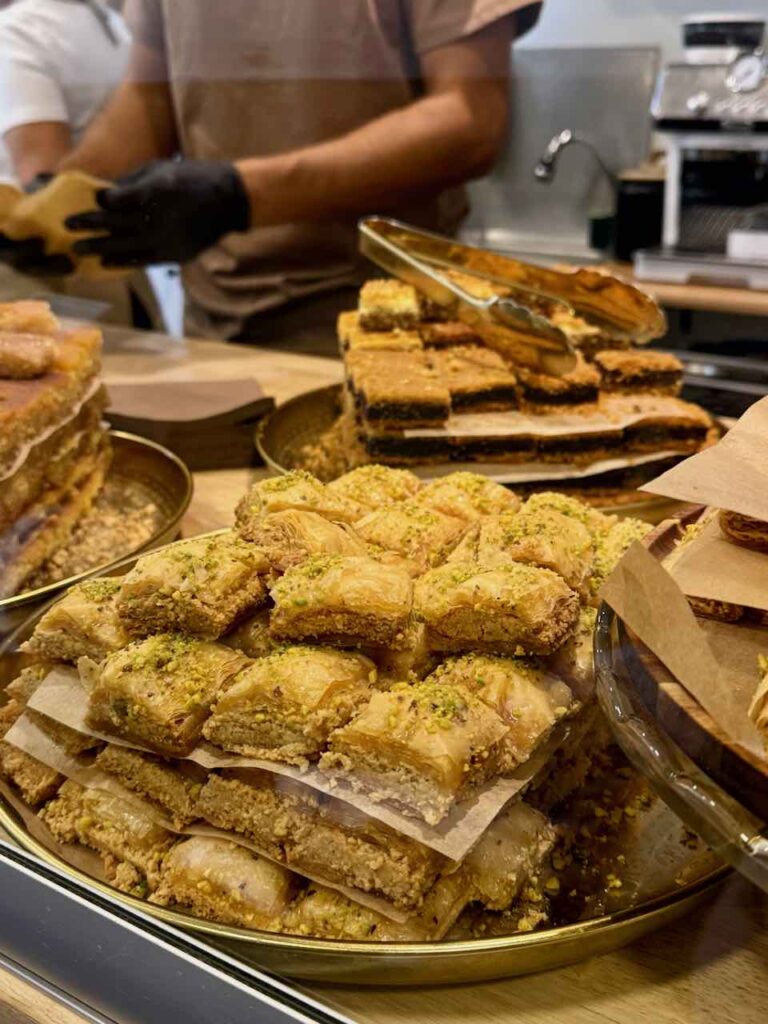 Baklavas empilés dans une vitrine
