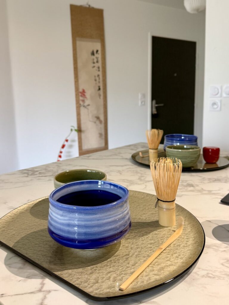 Deux sets de thé matcha avec bols bleus, chazen et chashaku