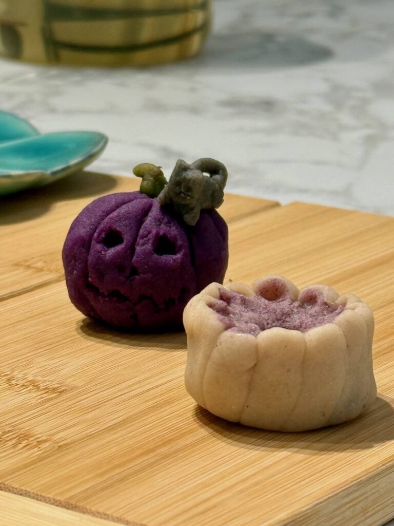 Wagashi en forme de citrouille violette et chrysanthème blanc et violet clair